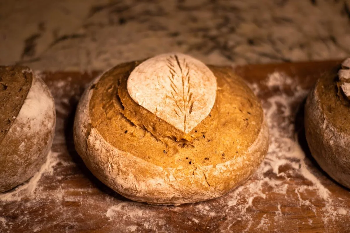 Pan de masa madre con hoja grabada artesanalmente