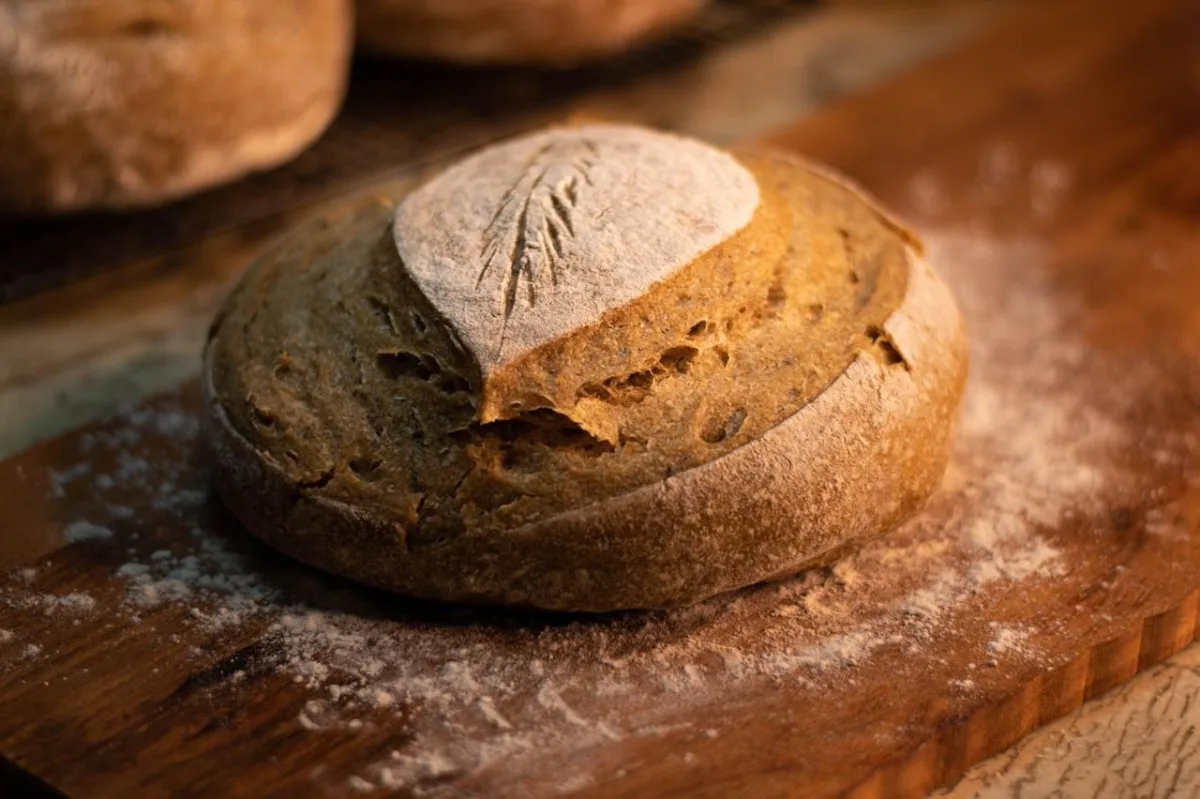 Pan de masa madre con decoración de hoja de trigo