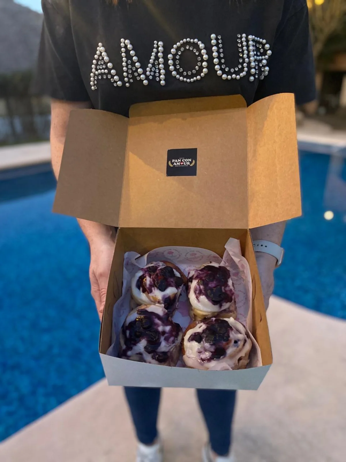 Roles de canela de blueberry en caja Pan con Amour