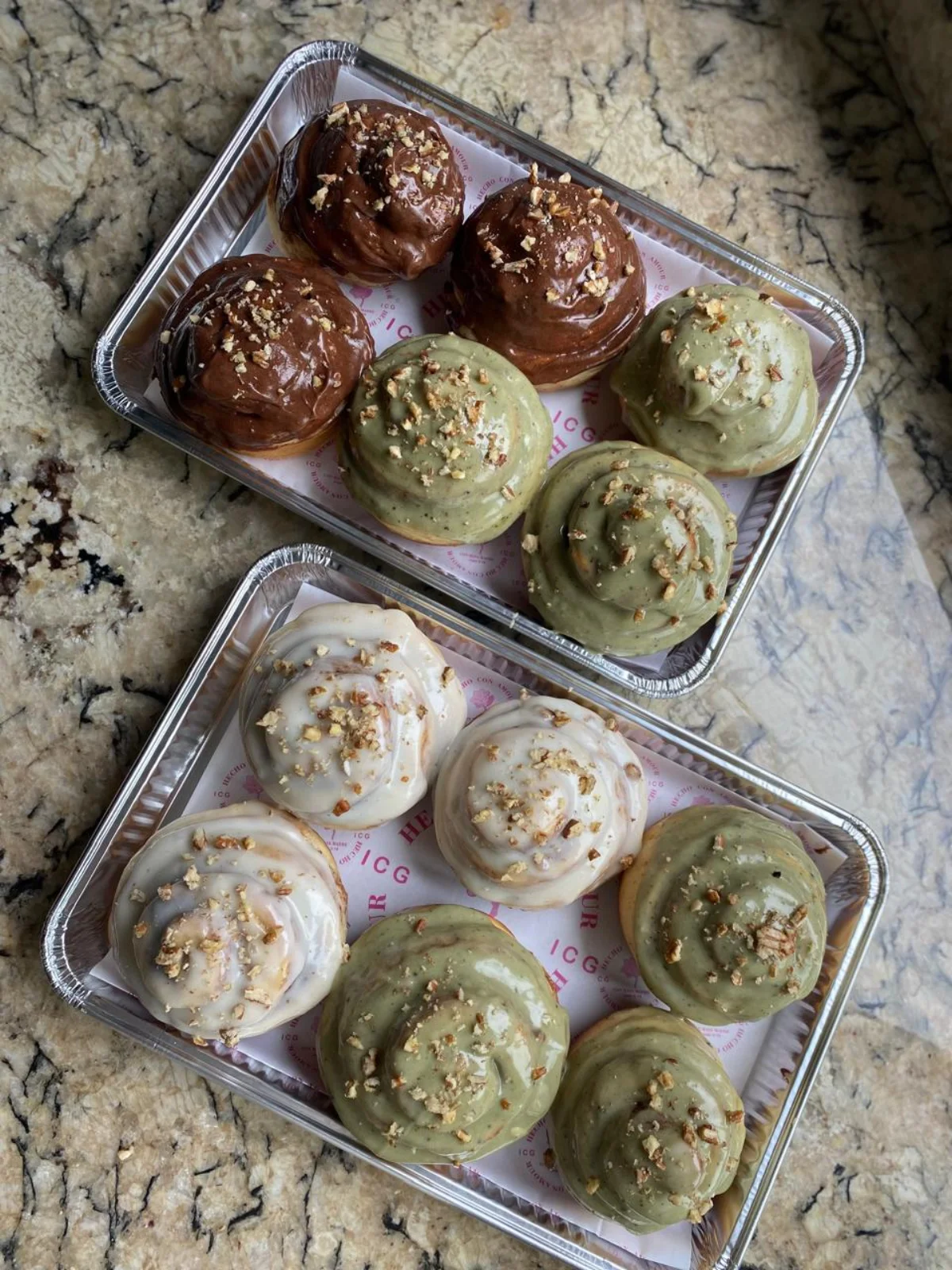 Roles de canela sabores cacao y matcha en charola