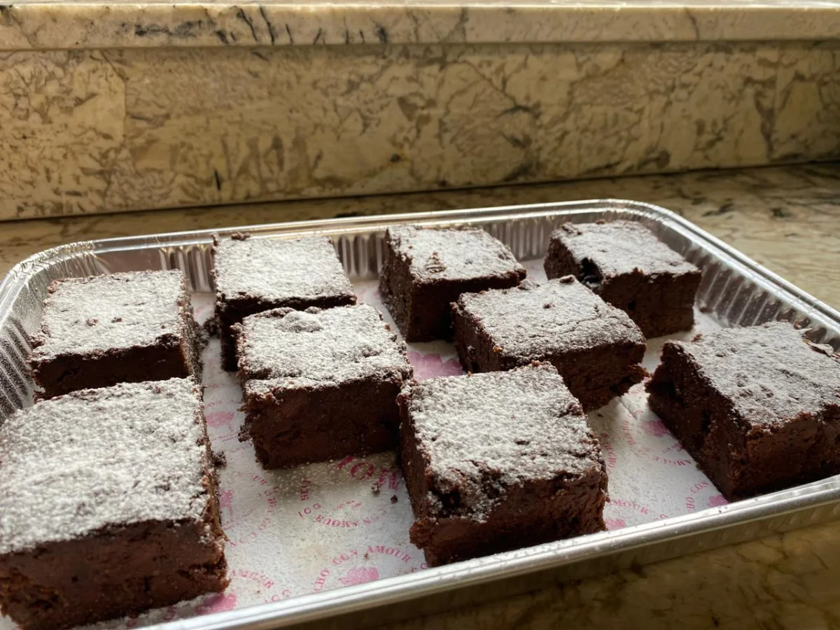 Brownies artesanales con azúcar glass en charola Pan con Amour