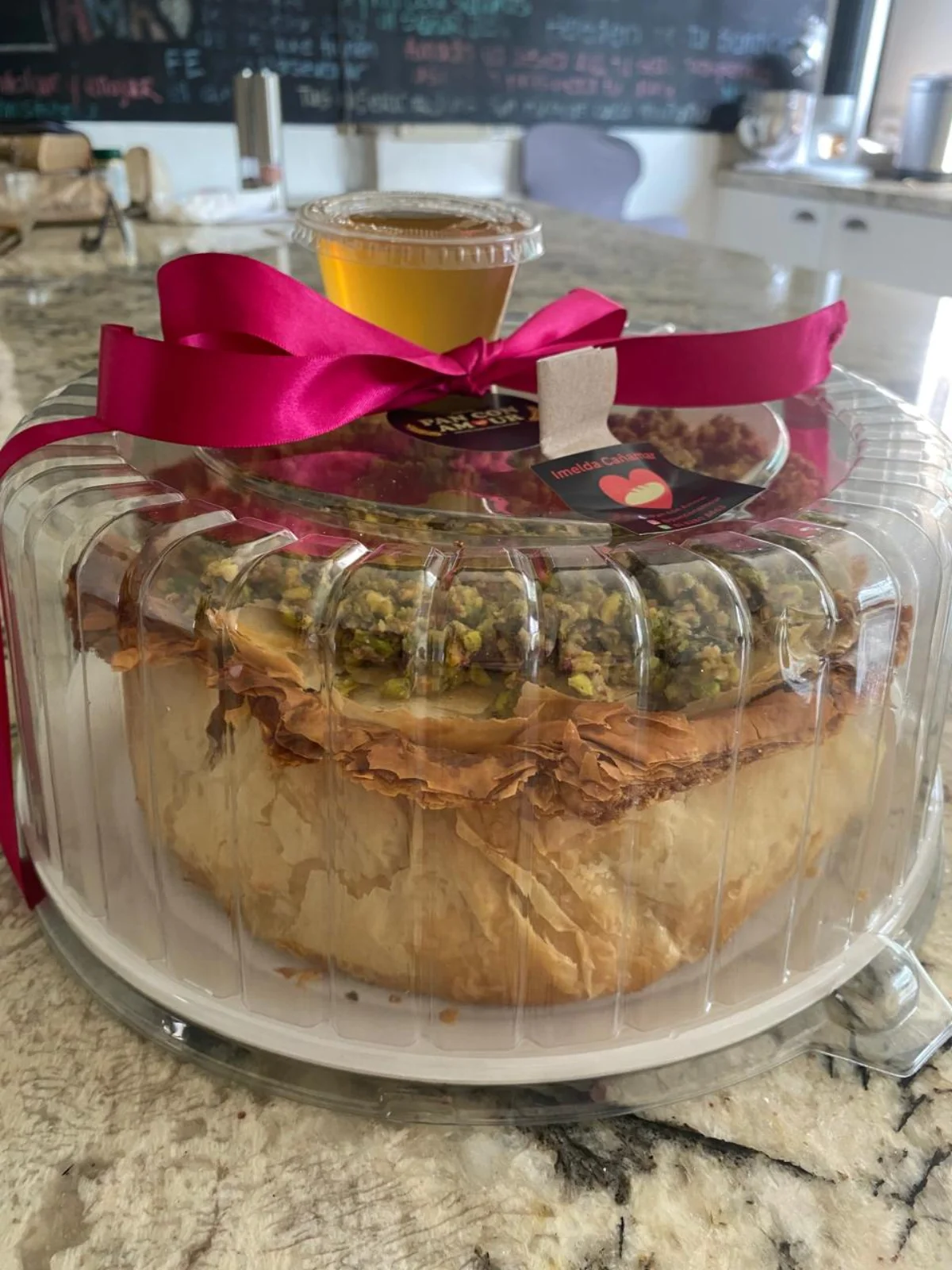 Cheesecake baklava con pistaches en presentación regalo